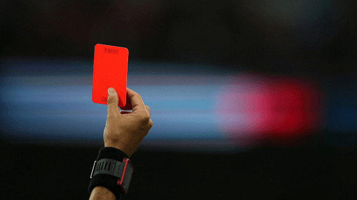 Thẻ đỏ trong bóng đá là gì?